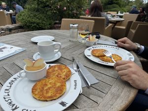 hash browns with apple puree and latte with ostmilk  at Kupferkanne in Sylt