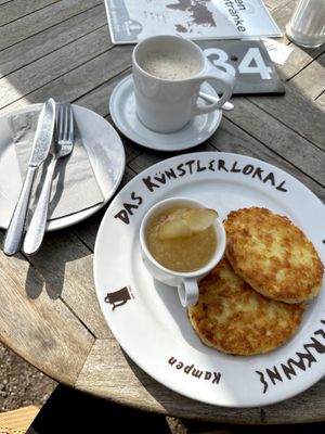 Überteuerte Kartoffelpuffer, Pott Milchkaffee mit Hafermilch  at Kupferkanne in Sylt