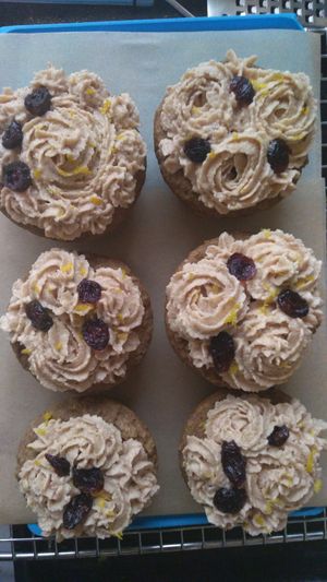 Cupcakes de Limão e Arandos com cobertura de "queijo" creme at Tâmaras e Cacau in Nisa