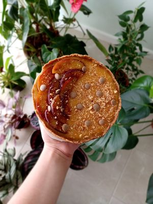 Pedido personalizado, no qual foi a Mariana a escolher os sabores: pêssego e queijo creme. Estava maravilhoso 🤍 at Tâmaras e Cacau in Nisa