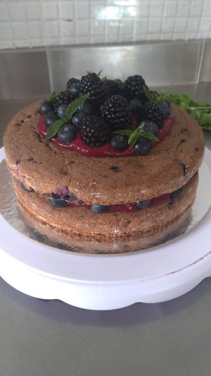 apple and red fruit cake at Tâmaras e Cacau in Nisa