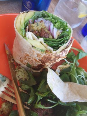 Très bonnes propositions de plats vegan ou végétariennes. Petits toasts au fromage vegan, salades, quinoa,... Les plats pourraient juste être accompagnés d'un peu de sauce. at Pure Kitchen in Cumbre Del Sol