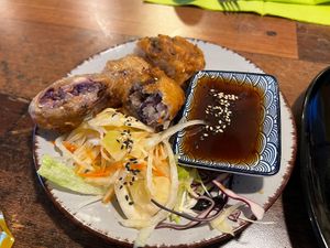 Vegan 1983 Spezial - frittierte Reispapier Rollen mit würzig fruchtigem Dip  at Vegan 1983 in Erfurt