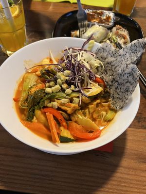 Reisnudeln in cremiger Kokos-Tomatensauce mit Gemüse und Reiskräcker  at Vegan 1983 in Erfurt