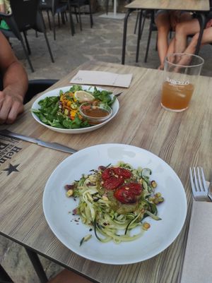 Tallarines de calabacín con pesto y ensalada de mango at La Tarara de Guaso in Huesca