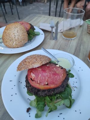 Hamburguesa de alubias negras at La Tarara de Guaso in Huesca