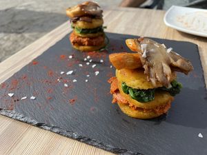 Torre de polenta, con sobrasada vegana, espinacas y setas cardo  at La Tarara de Guaso in Huesca