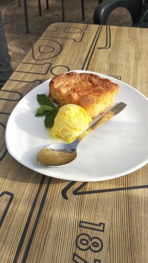 Polenta con bola de helado de naranja y azafrán at La Tarara de Guaso in Huesca