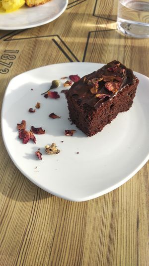 Pastel de chocolate con pétalos de rosa at La Tarara de Guaso in Huesca