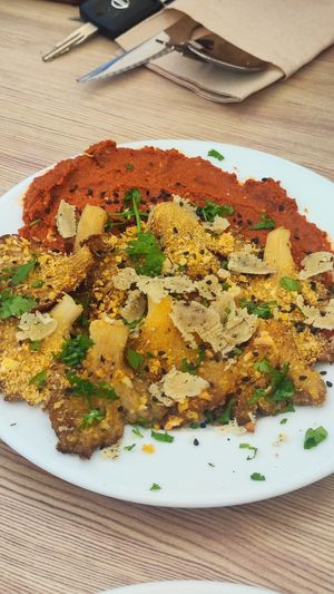 Setas y vegasada con lascas de parmesano hecho por ellas at La Tarara de Guaso in Huesca