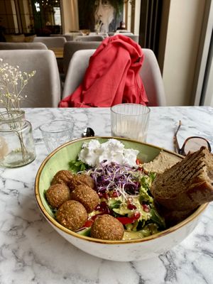 Falafel in Love. Salat with falafel and amazing vegan feta   at Endless in Leipzig