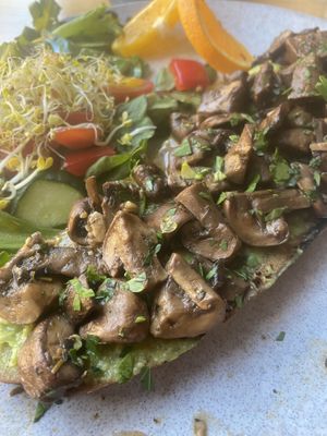 Sauerteigbrot mit Pilzen und Avocado   at Endless in Leipzig