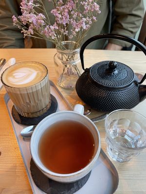 Pot of fruit tea, vegan vanilla latte  at Endless in Leipzig