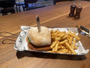 For $25 I want more “personality” in my burger/chips… eg more leaf, better sauce and go funky crinkle cut - instead of plain hotel branded paper, make a special save the 🌏 at The Log Cabin in Penrith