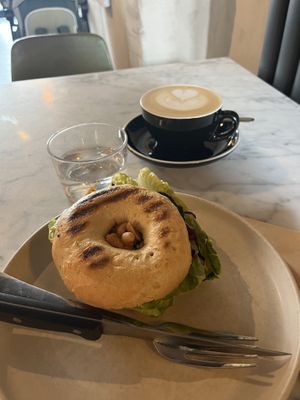 Veganer Bagel: Erdnuss-Süßkartoffelcreme Rotkraut-Karottensalat Räuchertofu Frühlingszwiebeln Chilimayo Erdnüsse  at Kaffee Bar in Rostock