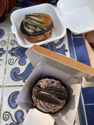 Orange pastry and Oreo muffin  at Chök - Sevilla in Sevilla