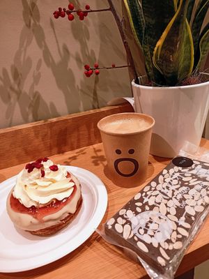 Kronut, coffee, turrón at Chök - Sevilla in Sevilla