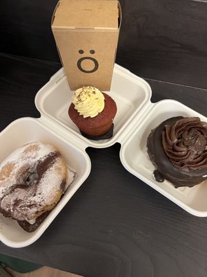 Vegan Nutella cronut, and filled donut with a Mango Strawberry cupcake to go please!  at Chök - Sevilla in Sevilla