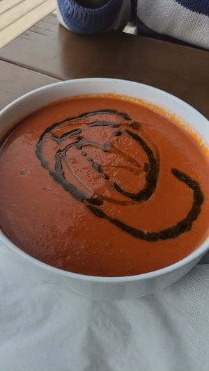 Tomaten-Ingwer-Suppe mit Basilikum-Pesto at Hündle Berggaststätte in Oberstaufen