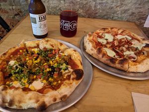 Muy rico todo pero las pizzas no son tan cómodas para comer con la mano. at Vegga in Bogota