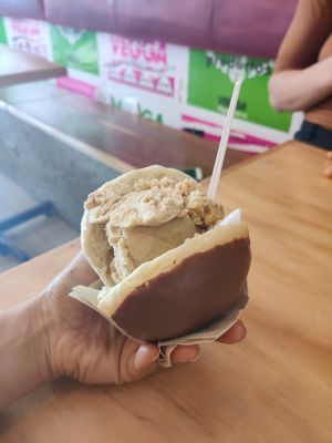 Dona con helado at Vegga in Bogota