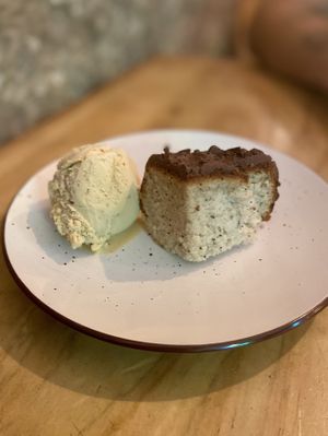 Torta con cubierta de chocolate y helado chai   at Vegga in Bogota