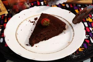 They always have nice cakes and hot sandwiches at Bar Bidule in Tours