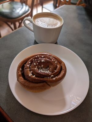 Cinnamon bun with oat milk cappuccino at Mormors Bageri in Lund