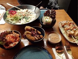 Kimchi, frittierte avocado, sommerrollen, erdnussdip, und erdnusssoße. Und oben links die Udon in Kaßesoße. at Bay Vegan in Halle