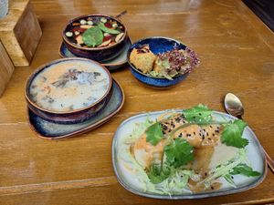 Zwei verschiedene Tees, frittierte Avocado und Bao Bun mit Erdnusssoße at Bay Vegan in Halle