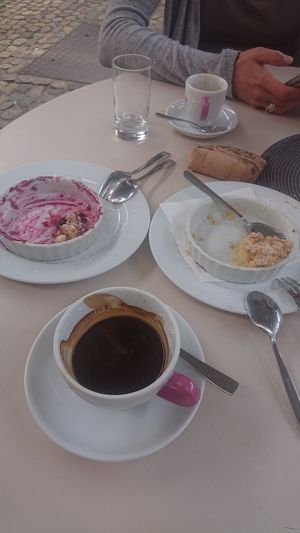 Délicieux Crumbles vegans cerise (gauche) et pommes (droite) at SamS Café in Freiburg