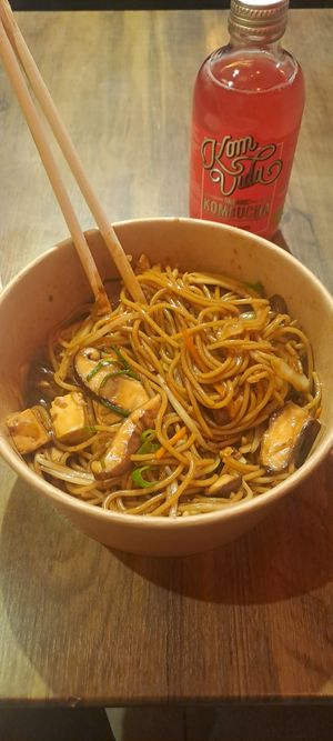 Vegan Option=integral noodles with tofu, shitake and teriyaki sauce! + red fruits kombucha at Wok Station in Barcelona