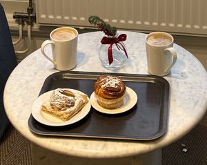 Vegan one is the taller one with the darker top  at Gateau - Södra Förstadsgatan in Malmo