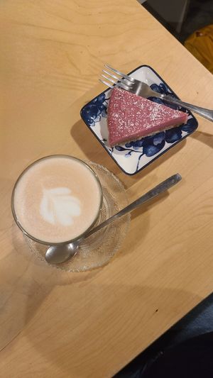 latte machiatto (lait d'avoine) et tarte rose fruits rouges at Paul & Paulette in Fontainebleau