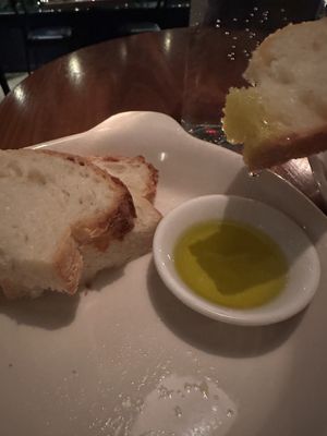 Focaccia and sourdough with olive oil to dip #Veganuary at Alma in Minneapolis