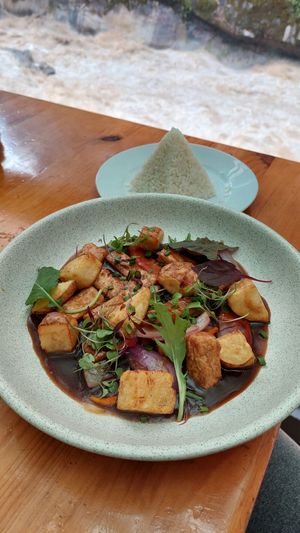 Tofu saltado at Mapacho in Aguas Calientes