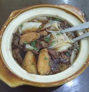 Kwee kia theng: basically a flavorful noodle soup using kway teow (broad rice noodle), cooked and served in a claypot at Liang Xin in 