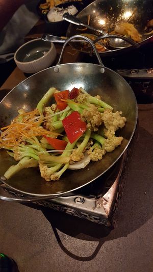 Vegan cauliflowers, (empty) vegan hot pot at Le Voyage in Munich