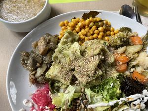 Sopa de cebolla y plato combinado vegano con raviolis de queso vegano #Veganuary at Macrobiotic Zen in Barcelona