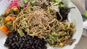 Plato combinado con espaguetis de espelta al pesto de nuez  at Macrobiotic Zen in Barcelona