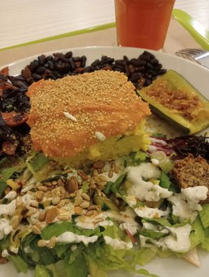 Zumo de zanahoria y manzana. Pastel de mijo. at Macrobiotic Zen in Barcelona