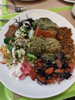 Plato del día: bolitas de mix de curry con quinoa y pastel de mijo at Macrobiotic Zen in Barcelona