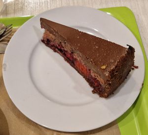 Pastís de xocolata i fruita vermella at Macrobiotic Zen in Barcelona