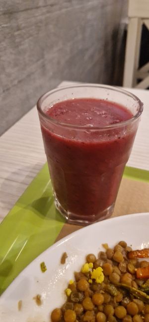 Smoothie de síndria i fruita vermella at Macrobiotic Zen in Barcelona