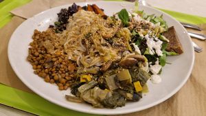 Plat principal amb espaguetis d'arròs at Macrobiotic Zen in Barcelona