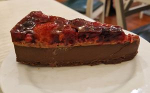 Pastís de xocolata i fruita vermella at Macrobiotic Zen in Barcelona