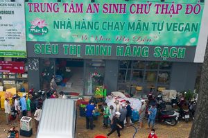 Outside at Mãn Tự in Ho Chi Minh City