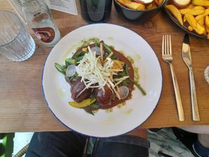 Hoofdgerecht geglaceerde jackfruit-tofusticks at Me & Mrs P in Velp