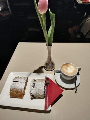 Strudel and soya cappuccino  #Veganuary at Strudel Cafe Kröll in Innsbruck
