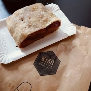 Vegan strudel at Strudel Cafe Kröll in Innsbruck
